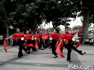 《奥运锣鼓敲起来》中老年舞蹈